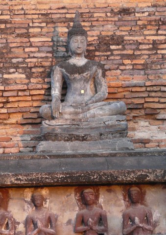 Wat Mahathat seated buddha and worshipper frieze